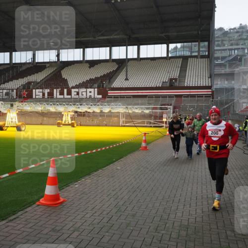 07.12.2025 - St. Pauli X-Mass-Run No. 15 Fabian Wolf http://msf.ph/oto/9400149 07.12.2025 11:05:06 Ziel 117, 128, 200, 201, 889, 1152, 1212, 1411 meine-sportfotos.de