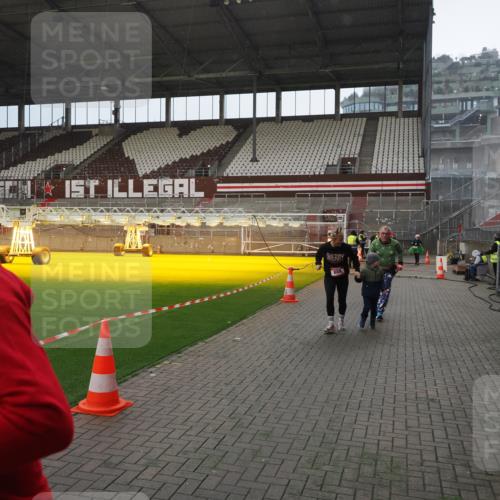 07.12.2025 - St. Pauli X-Mass-Run No. 15 Fabian Wolf http://msf.ph/oto/9400153 07.12.2025 11:05:07 Ziel 117, 128, 200, 201, 889, 1152, 1212, 1411 meine-sportfotos.de