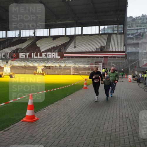 07.12.2025 - St. Pauli X-Mass-Run No. 15 Fabian Wolf http://msf.ph/oto/9400155 07.12.2025 11:05:07 Ziel 117, 128, 200, 201, 889, 1152, 1212, 1411 meine-sportfotos.de