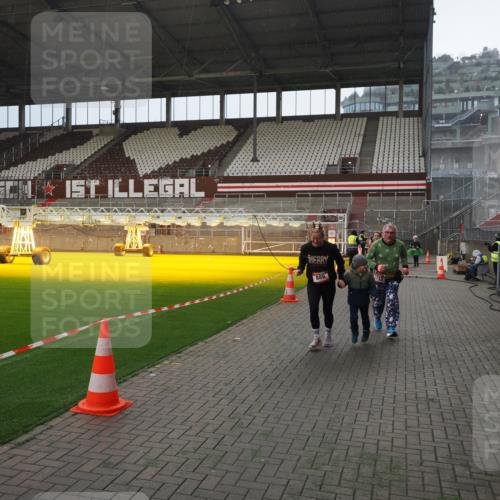 07.12.2025 - St. Pauli X-Mass-Run No. 15 Fabian Wolf http://msf.ph/oto/9400156 07.12.2025 11:05:08 Ziel 117, 128, 200, 201, 889, 1152, 1212, 1411, 1630 meine-sportfotos.de