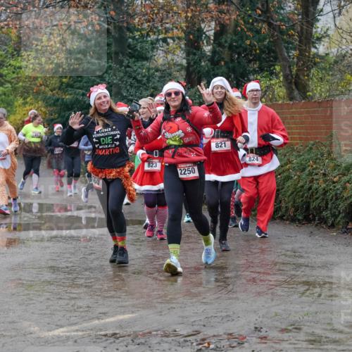 07.12.2025 - St. Pauli X-Mass-Run No. 15 Michael Burmester http://msf.ph/oto/9400944 07.12.2025 10:24:27 Laufen 1166, 1155, 60, 821, 0, 823, 824, 2250 meine-sportfotos.de