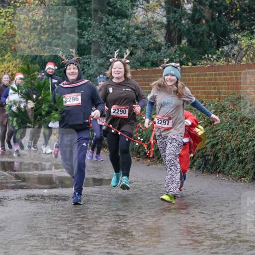 07.12.2025 - St. Pauli X-Mass-Run No. 15 Michael Burmester http://msf.ph/oto/9401632 07.12.2025 10:27:29 Laufen 2296, 6, 2837, 2290, 2297 meine-sportfotos.de