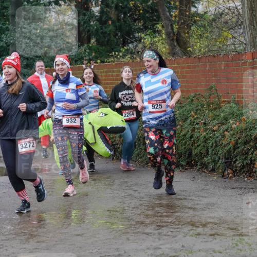 07.12.2025 - St. Pauli X-Mass-Run No. 15 Michael Burmester http://msf.ph/oto/9402408 07.12.2025 10:42:33 Laufen 92, 3272, 925, 932, 2254 meine-sportfotos.de