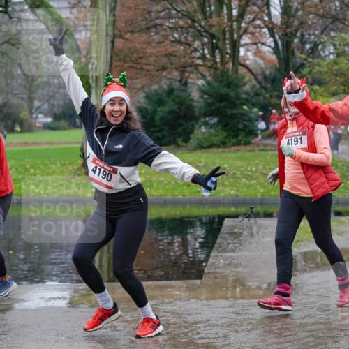 07.12.2025 - St. Pauli X-Mass-Run No. 15 Michael Burmester http://msf.ph/oto/9402972 07.12.2025 10:44:57 Laufen 4190, 4191, 15, 1196 meine-sportfotos.de