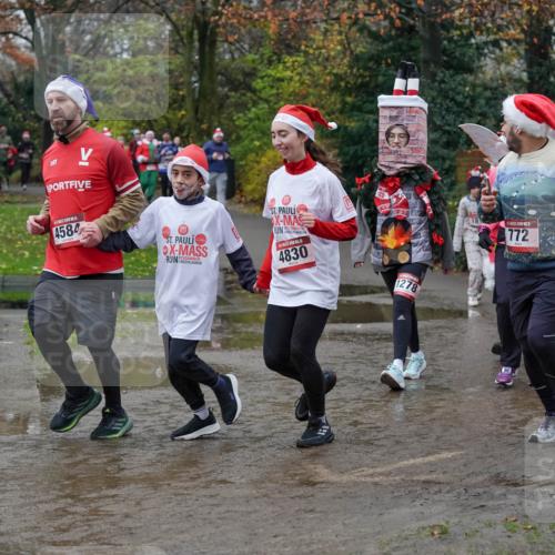 07.12.2025 - St. Pauli X-Mass-Run No. 15 Michael Burmester http://msf.ph/oto/9403210 07.12.2025 10:45:50 Laufen 4584, 4830, 1278, 772 meine-sportfotos.de