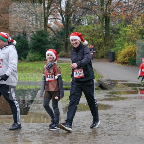 07.12.2025 - St. Pauli X-Mass-Run No. 15 Michael Burmester http://msf.ph/oto/9403614 07.12.2025 10:47:49 Laufen 1645, 1646, 1647 meine-sportfotos.de
