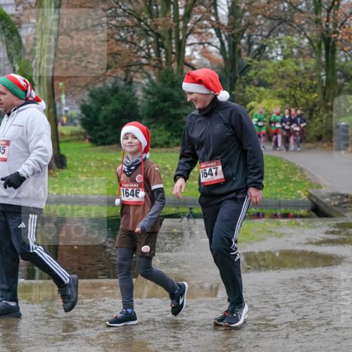 07.12.2025 - St. Pauli X-Mass-Run No. 15 Michael Burmester http://msf.ph/oto/9403617 07.12.2025 10:47:49 Laufen 1645, 1646, 15, 1647 meine-sportfotos.de