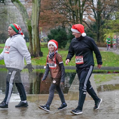 07.12.2025 - St. Pauli X-Mass-Run No. 15 Michael Burmester http://msf.ph/oto/9403619 07.12.2025 10:47:49 Laufen 1645, 1646, 15, 1647 meine-sportfotos.de