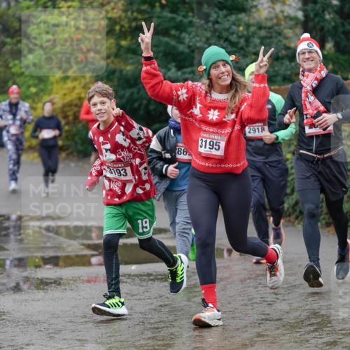 07.12.2025 - St. Pauli X-Mass-Run No. 15 Michael Burmester http://msf.ph/oto/9404108 07.12.2025 11:02:19 Laufen 3193, 86, 15, 3195, 2918, 19 meine-sportfotos.de
