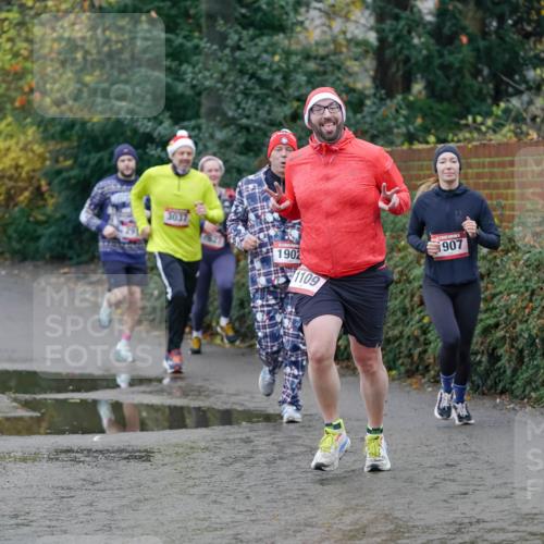 07.12.2025 - St. Pauli X-Mass-Run No. 15 Michael Burmester http://msf.ph/oto/9404125 07.12.2025 11:02:23 Laufen 3037, 1902, 1109, 907 meine-sportfotos.de