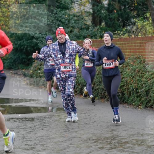07.12.2025 - St. Pauli X-Mass-Run No. 15 Michael Burmester http://msf.ph/oto/9404128 07.12.2025 11:02:24 Laufen 1109, 29, 1902, 4627, 1907 meine-sportfotos.de