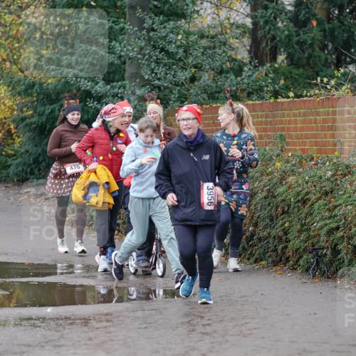 07.12.2025 - St. Pauli X-Mass-Run No. 15 Michael Burmester http://msf.ph/oto/9404511 07.12.2025 11:04:44 Laufen 2237, 2240, 470, 3956 meine-sportfotos.de