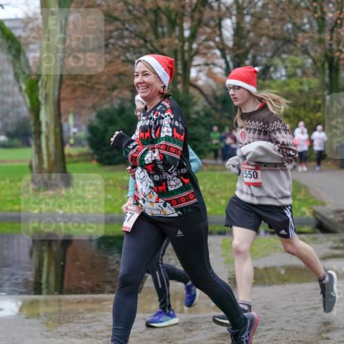 07.12.2025 - St. Pauli X-Mass-Run No. 15 Michael Burmester http://msf.ph/oto/9404619 07.12.2025 11:05:11 Laufen 5, 67, 2550 meine-sportfotos.de