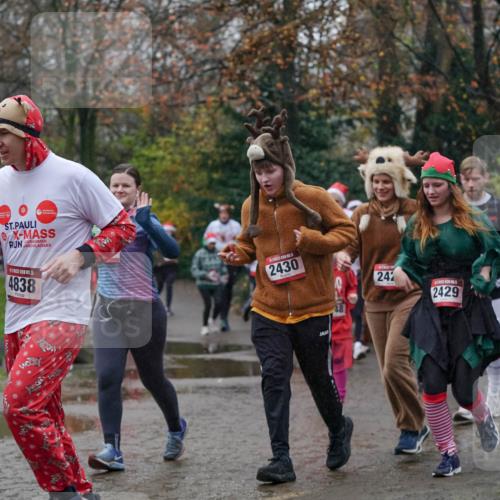 07.12.2025 - St. Pauli X-Mass-Run No. 15 Michael Burmester http://msf.ph/oto/9405266 07.12.2025 11:07:56 Laufen 4838, 2430, 242, 2429 meine-sportfotos.de