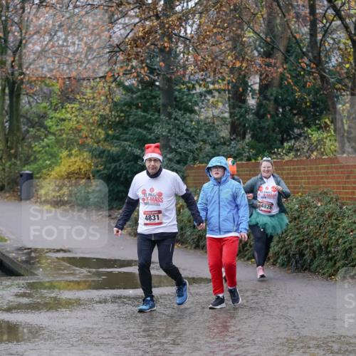 07.12.2025 - St. Pauli X-Mass-Run No. 15 Michael Burmester http://msf.ph/oto/9405677 07.12.2025 11:15:25 Laufen 4831, 4826 meine-sportfotos.de