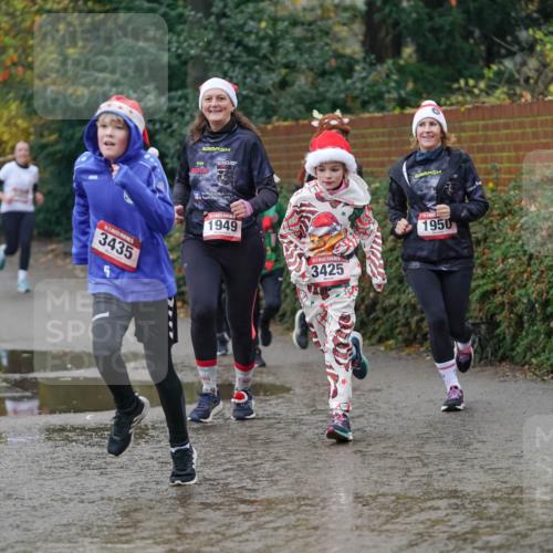 07.12.2025 - St. Pauli X-Mass-Run No. 15 Michael Burmester http://msf.ph/oto/9406285 07.12.2025 11:22:08 Laufen 3435, 1949, 3425, 1950 meine-sportfotos.de