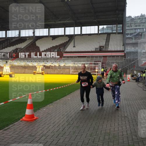 07.12.2025 - St. Pauli X-Mass-Run No. 15 Fabian Wolf http://msf.ph/oto/9407348 07.12.2025 11:05:08 Ziel 117, 128, 200, 201, 889, 1152, 1212, 1411, 1630 meine-sportfotos.de