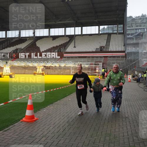 07.12.2025 - St. Pauli X-Mass-Run No. 15 Fabian Wolf http://msf.ph/oto/9407351 07.12.2025 11:05:08 Ziel 117, 128, 200, 201, 889, 1152, 1212, 1411, 1630 meine-sportfotos.de