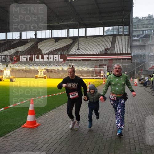 07.12.2025 - St. Pauli X-Mass-Run No. 15 Fabian Wolf http://msf.ph/oto/9407357 07.12.2025 11:05:09 Ziel 117, 128, 200, 201, 889, 1152, 1630 meine-sportfotos.de