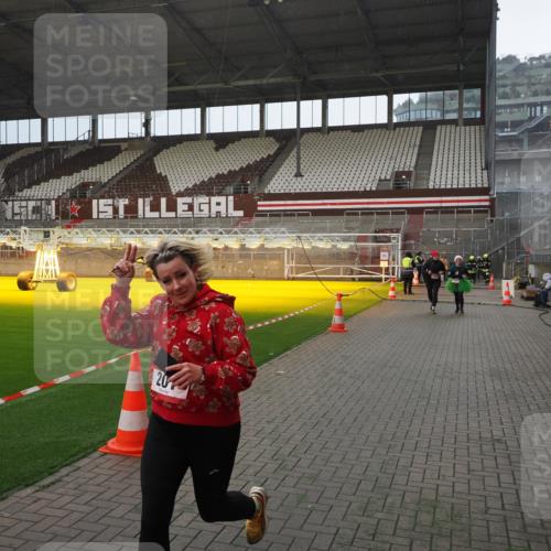 07.12.2025 - St. Pauli X-Mass-Run No. 15 Fabian Wolf http://msf.ph/oto/9407381 07.12.2025 11:05:12 Ziel 200, 201, 889, 1152, 1492, 1630 meine-sportfotos.de