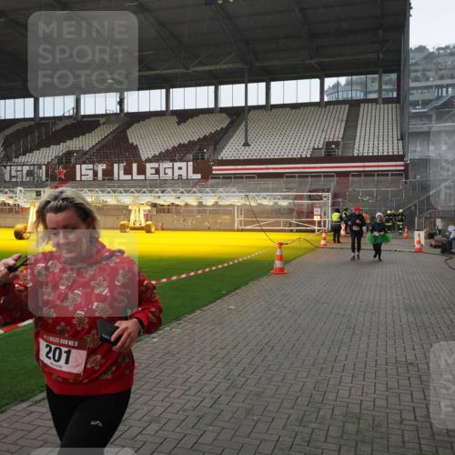 07.12.2025 - St. Pauli X-Mass-Run No. 15 Fabian Wolf http://msf.ph/oto/9407384 07.12.2025 11:05:12 Ziel 200, 201, 889, 1152, 1492, 1630 meine-sportfotos.de