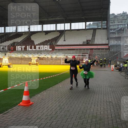 07.12.2025 - St. Pauli X-Mass-Run No. 15 Fabian Wolf http://msf.ph/oto/9407394 07.12.2025 11:05:16 Ziel 200, 201, 889, 1152, 1492, 1630 meine-sportfotos.de