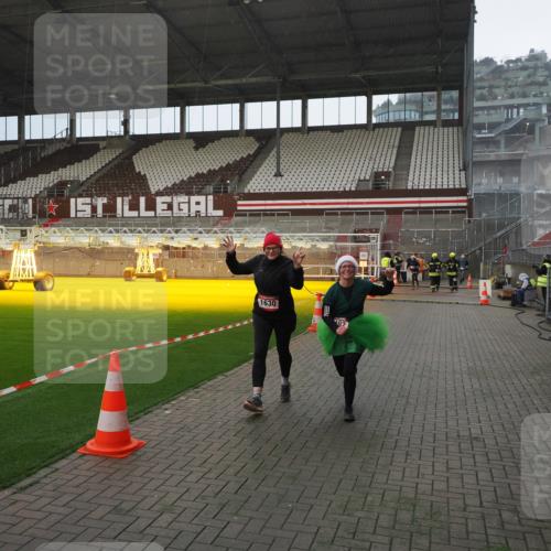07.12.2025 - St. Pauli X-Mass-Run No. 15 Fabian Wolf http://msf.ph/oto/9407402 07.12.2025 11:05:16 Ziel 200, 201, 889, 1152, 1492, 1630 meine-sportfotos.de