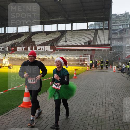 07.12.2025 - St. Pauli X-Mass-Run No. 15 Fabian Wolf http://msf.ph/oto/9407417 07.12.2025 11:05:17 Ziel 200, 201, 434, 889, 1152, 1492, 1600, 1630 meine-sportfotos.de