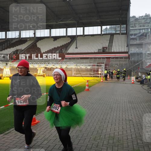 07.12.2025 - St. Pauli X-Mass-Run No. 15 Fabian Wolf http://msf.ph/oto/9407420 07.12.2025 11:05:17 Ziel 200, 201, 434, 889, 1152, 1492, 1600, 1630 meine-sportfotos.de