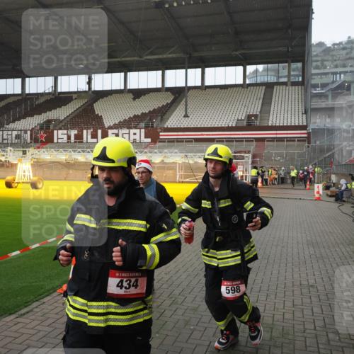 07.12.2025 - St. Pauli X-Mass-Run No. 15 Fabian Wolf http://msf.ph/oto/9407462 07.12.2025 11:05:27 Ziel 434, 1311, 1492, 1600, 1630 meine-sportfotos.de