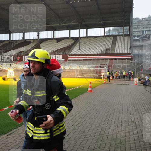 07.12.2025 - St. Pauli X-Mass-Run No. 15 Fabian Wolf http://msf.ph/oto/9407471 07.12.2025 11:05:28 Ziel 434, 1311, 1492, 1600, 1630 meine-sportfotos.de
