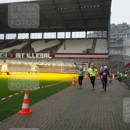 07.12.2025 - St. Pauli X-Mass-Run No. 15 Fabian Wolf http://msf.ph/oto/9407486 07.12.2025 11:05:35 Ziel 199, 434, 831, 1046, 1049, 1311, 1600, 1840, 1841, 2006, 2884 meine-sportfotos.de