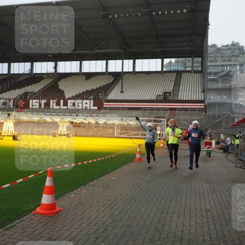 07.12.2025 - St. Pauli X-Mass-Run No. 15 Fabian Wolf http://msf.ph/oto/9407489 07.12.2025 11:05:35 Ziel 199, 434, 831, 1046, 1049, 1311, 1600, 1840, 1841, 2006, 2884 meine-sportfotos.de