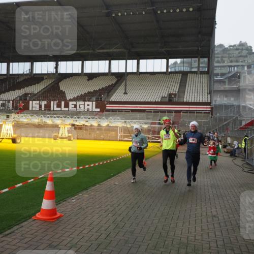07.12.2025 - St. Pauli X-Mass-Run No. 15 Fabian Wolf http://msf.ph/oto/9407501 07.12.2025 11:05:36 Ziel 199, 434, 831, 1046, 1049, 1311, 1600, 1840, 1841, 2006, 2884 meine-sportfotos.de