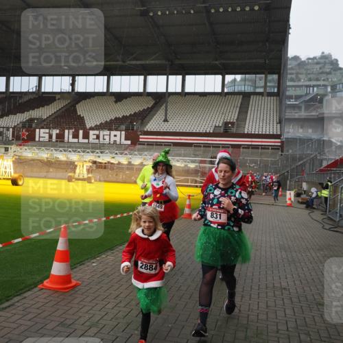 07.12.2025 - St. Pauli X-Mass-Run No. 15 Fabian Wolf http://msf.ph/oto/9407544 07.12.2025 11:05:40 Ziel 199, 831, 1046, 1049, 1196, 1311, 1840, 1841, 2006, 2254, 2884 meine-sportfotos.de