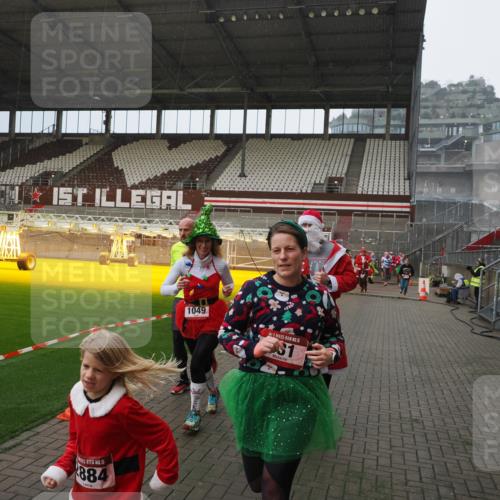 07.12.2025 - St. Pauli X-Mass-Run No. 15 Fabian Wolf http://msf.ph/oto/9407550 07.12.2025 11:05:40 Ziel 199, 831, 1046, 1049, 1196, 1311, 1840, 1841, 2006, 2254, 2884 meine-sportfotos.de