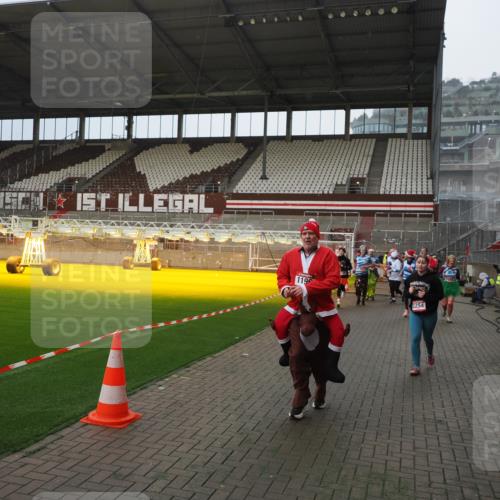 07.12.2025 - St. Pauli X-Mass-Run No. 15 Fabian Wolf http://msf.ph/oto/9407577 07.12.2025 11:05:46 Ziel 199, 831, 924, 925, 927, 929, 932, 973, 1046, 1049, 1092, 1196, 1208, 1428, 1432, 1840, 1841, 2006, 2254, 2884, 3272, 3278 meine-sportfotos.de