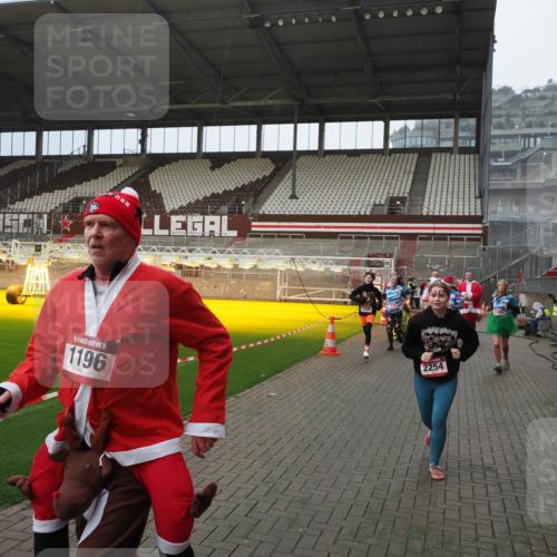 07.12.2025 - St. Pauli X-Mass-Run No. 15 Fabian Wolf http://msf.ph/oto/9407593 07.12.2025 11:05:47 Ziel 199, 831, 924, 925, 927, 929, 932, 973, 1046, 1049, 1092, 1196, 1208, 1428, 1432, 1840, 1841, 2006, 2254, 2884, 3272, 3278 meine-sportfotos.de