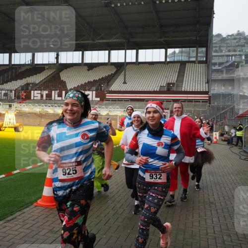 07.12.2025 - St. Pauli X-Mass-Run No. 15 Fabian Wolf http://msf.ph/oto/9407631 07.12.2025 11:05:52 Ziel 199, 298, 300, 659, 831, 924, 925, 927, 929, 932, 973, 1046, 1049, 1092, 1196, 1208, 1428, 1432, 1608, 2254, 2884, 3272, 3278 meine-sportfotos.de