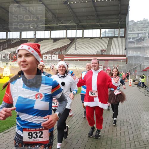 07.12.2025 - St. Pauli X-Mass-Run No. 15 Fabian Wolf http://msf.ph/oto/9407641 07.12.2025 11:05:53 Ziel 298, 300, 659, 831, 924, 925, 927, 929, 932, 973, 1092, 1196, 1208, 1428, 1432, 1608, 2254, 3272, 3278 meine-sportfotos.de