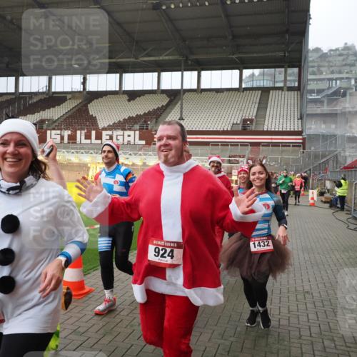 07.12.2025 - St. Pauli X-Mass-Run No. 15 Fabian Wolf http://msf.ph/oto/9407649 07.12.2025 11:05:53 Ziel 298, 300, 659, 831, 924, 925, 927, 929, 932, 973, 1092, 1196, 1208, 1428, 1432, 1608, 2254, 3272, 3278 meine-sportfotos.de