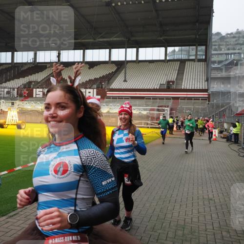 07.12.2025 - St. Pauli X-Mass-Run No. 15 Fabian Wolf http://msf.ph/oto/9407667 07.12.2025 11:05:55 Ziel 92, 298, 300, 659, 693, 924, 925, 927, 929, 932, 973, 1024, 1025, 1092, 1196, 1208, 1428, 1432, 1608, 1648, 2254, 3272, 3278 meine-sportfotos.de