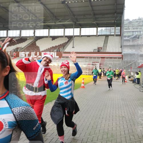 07.12.2025 - St. Pauli X-Mass-Run No. 15 Fabian Wolf http://msf.ph/oto/9407670 07.12.2025 11:05:55 Ziel 92, 298, 300, 659, 693, 924, 925, 927, 929, 932, 973, 1024, 1025, 1092, 1196, 1208, 1428, 1432, 1608, 1648, 2254, 3272, 3278 meine-sportfotos.de