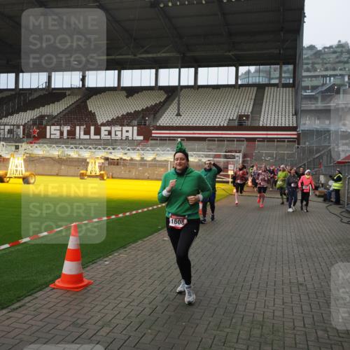 07.12.2025 - St. Pauli X-Mass-Run No. 15 Fabian Wolf http://msf.ph/oto/9407691 07.12.2025 11:05:58 Ziel 92, 298, 300, 659, 693, 854, 858, 878, 920, 924, 925, 927, 929, 932, 944, 973, 1024, 1025, 1092, 1196, 1208, 1428, 1432, 1608, 1648, 2243, 2245, 2254, 3272, 3278 meine-sportfotos.de