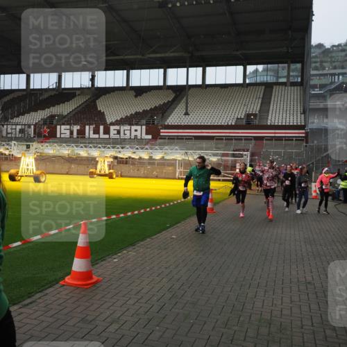 07.12.2025 - St. Pauli X-Mass-Run No. 15 Fabian Wolf http://msf.ph/oto/9407709 07.12.2025 11:05:59 Ziel 92, 298, 300, 659, 693, 854, 858, 878, 920, 924, 925, 927, 929, 932, 944, 973, 1024, 1025, 1092, 1196, 1208, 1428, 1429, 1430, 1432, 1608, 1648, 2243, 2245, 2254, 3272, 3278, 4583, 4585, 4587 meine-sportfotos.de