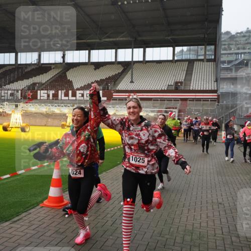 07.12.2025 - St. Pauli X-Mass-Run No. 15 Fabian Wolf http://msf.ph/oto/9407730 07.12.2025 11:06:01 Ziel 92, 298, 300, 402, 403, 659, 693, 854, 858, 878, 920, 924, 925, 927, 929, 932, 944, 973, 1024, 1025, 1092, 1208, 1223, 1229, 1428, 1429, 1430, 1432, 1608, 1648, 2243, 2245, 3272, 3278, 4583, 4585, 4587 meine-sportfotos.de
