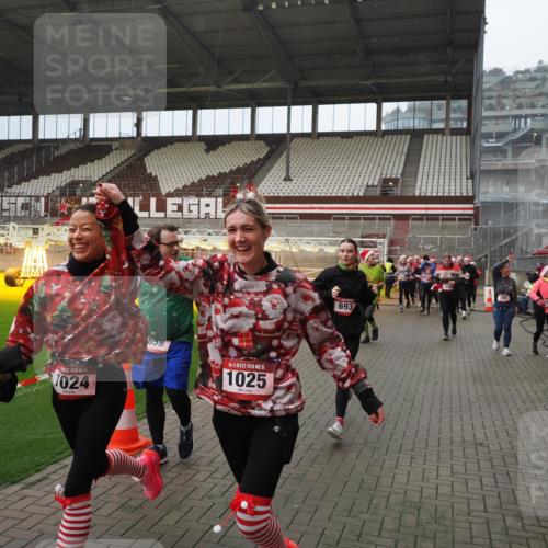 07.12.2025 - St. Pauli X-Mass-Run No. 15 Fabian Wolf http://msf.ph/oto/9407733 07.12.2025 11:06:02 Ziel 92, 298, 300, 402, 403, 659, 693, 854, 858, 878, 920, 924, 925, 927, 929, 944, 973, 1024, 1025, 1208, 1223, 1229, 1287, 1428, 1429, 1430, 1432, 1608, 1648, 2243, 2245, 3272, 3278, 4579, 4581, 4583, 4585, 4587 meine-sportfotos.de