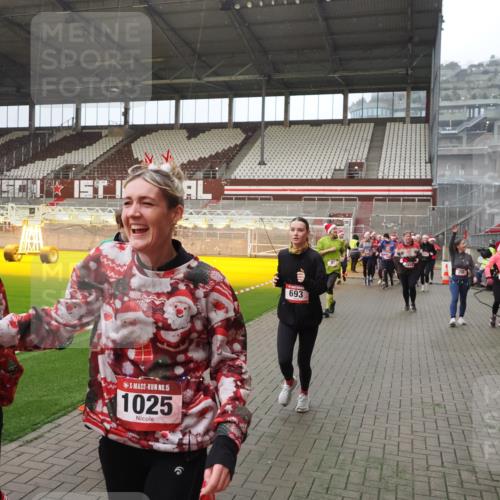 07.12.2025 - St. Pauli X-Mass-Run No. 15 Fabian Wolf http://msf.ph/oto/9407736 07.12.2025 11:06:02 Ziel 92, 298, 300, 402, 403, 659, 693, 854, 858, 878, 920, 924, 925, 927, 929, 944, 973, 1024, 1025, 1208, 1223, 1229, 1287, 1428, 1429, 1430, 1432, 1608, 1648, 2243, 2245, 3272, 3278, 4579, 4581, 4583, 4585, 4587 meine-sportfotos.de