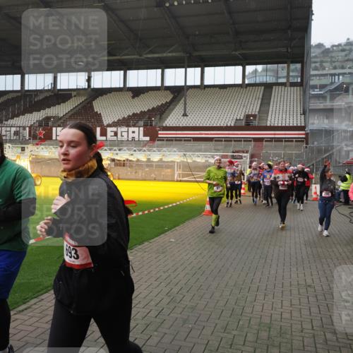 07.12.2025 - St. Pauli X-Mass-Run No. 15 Fabian Wolf http://msf.ph/oto/9407748 07.12.2025 11:06:03 Ziel 92, 298, 300, 402, 403, 556, 659, 693, 854, 858, 878, 920, 927, 929, 944, 973, 1024, 1025, 1208, 1223, 1229, 1287, 1428, 1429, 1430, 1432, 1608, 1648, 2243, 2245, 3272, 3278, 4579, 4581, 4583, 4585, 4587 meine-sportfotos.de
