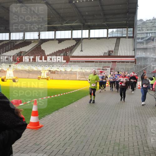 07.12.2025 - St. Pauli X-Mass-Run No. 15 Fabian Wolf http://msf.ph/oto/9407751 07.12.2025 11:06:03 Ziel 92, 298, 300, 402, 403, 556, 659, 693, 854, 858, 878, 920, 927, 929, 944, 973, 1024, 1025, 1208, 1223, 1229, 1287, 1428, 1429, 1430, 1432, 1608, 1648, 2243, 2245, 3272, 3278, 4579, 4581, 4583, 4585, 4587 meine-sportfotos.de